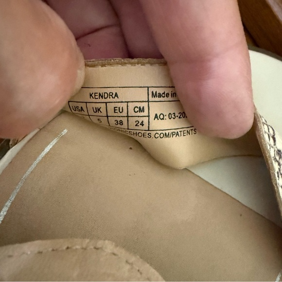 Vionic flat Tan and Cream Sandals with Crisscross Straps shoes - Picture 10 of 13